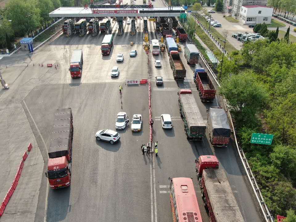 必一运动无人机飞手配合高速交警抓拍违章 保障高速公路交